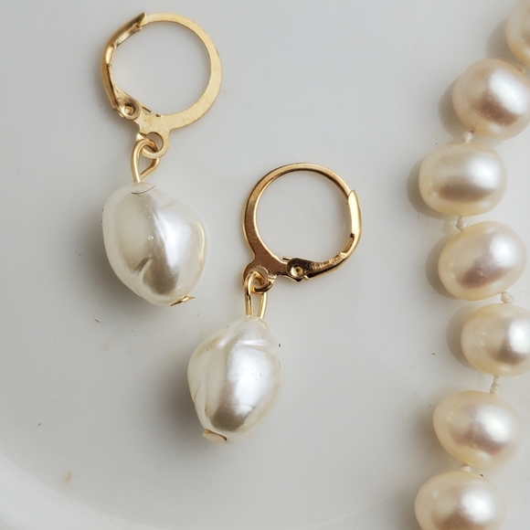 💫5/$25 Danty Pearl Huggie earrings - Picture 1 of 5